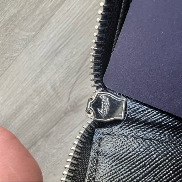 snap-hook and ring
Zipper closure
Enameled metal triangle logo
Two card slots - Picture 10 of 11